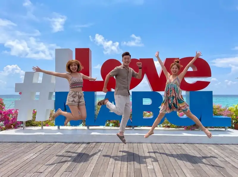 Scenic view of Mabul Island during a guest tour